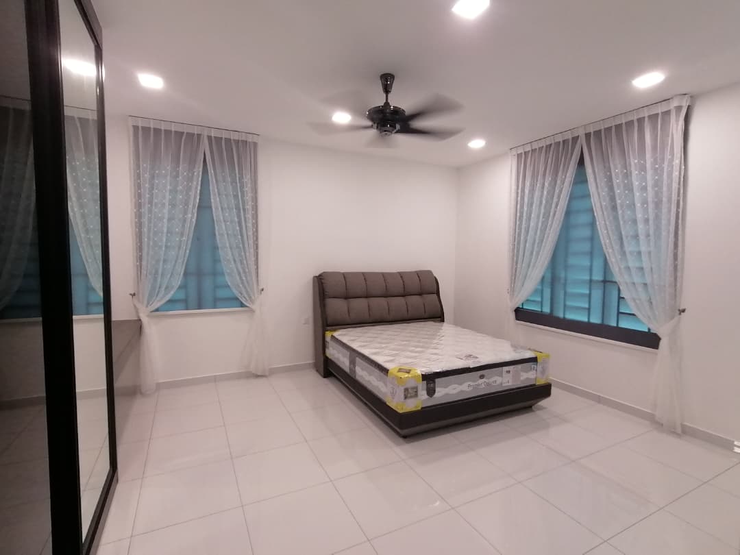 SUNSCREEN ROLLER BLIND